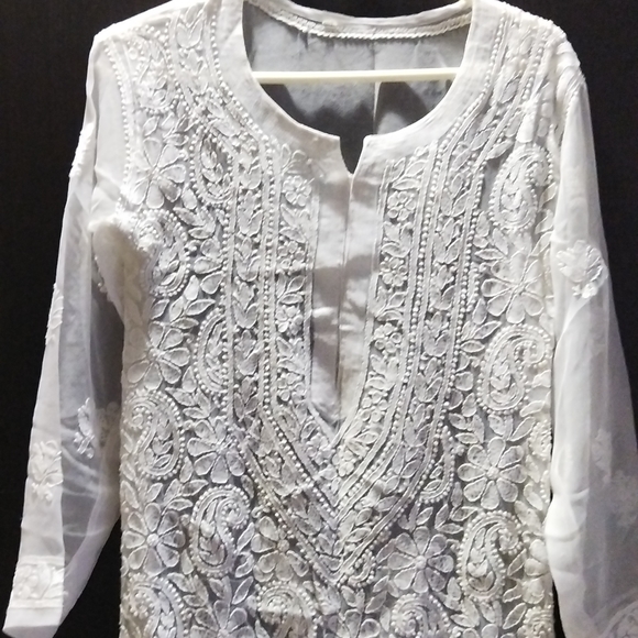 It's a Lucknowi kurta in white. Size  - medium. - Picture 3 of 4